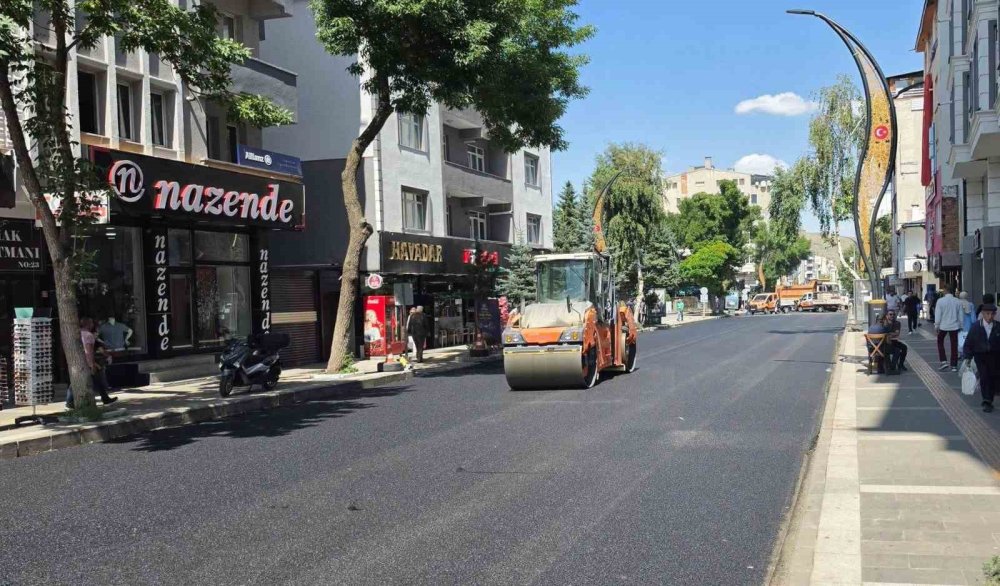 Faikbey Caddesi’nde Asfalt Çalışması Sürüyor.. Yurttaşlar Trafik ve Kotları Tartışıyor!