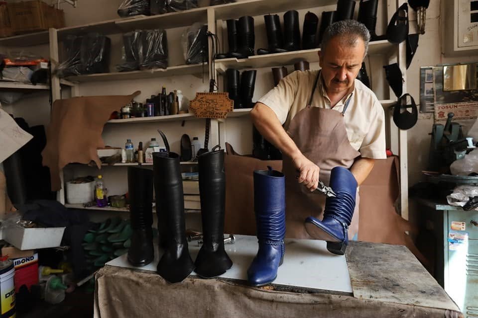Tavas’ta Körüklü Çizme Zanaatı.. Mehmet Usta El Emeğiyle Geleceğe Taşıyor!