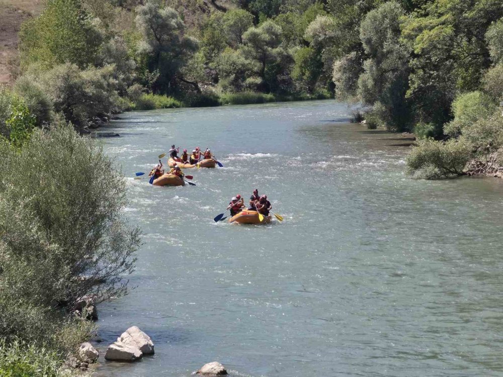 İspir’de Rafting Yarışı.. Çoruh Nehri’nde Sporcular Zorlu Parkurla Mücadele Etti!