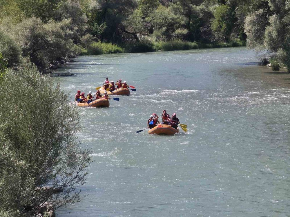 İspir’de Rafting Yarışı.. Çoruh Nehri’nde Sporcular Zorlu Parkurla Mücadele Etti!