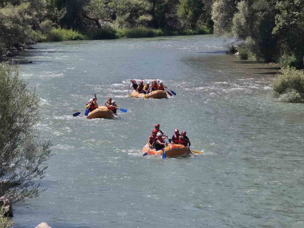 İspir’de Rafting Yarışı.. Çoruh Nehri’nde Sporcular Zorlu Parkurla Mücadele Etti!