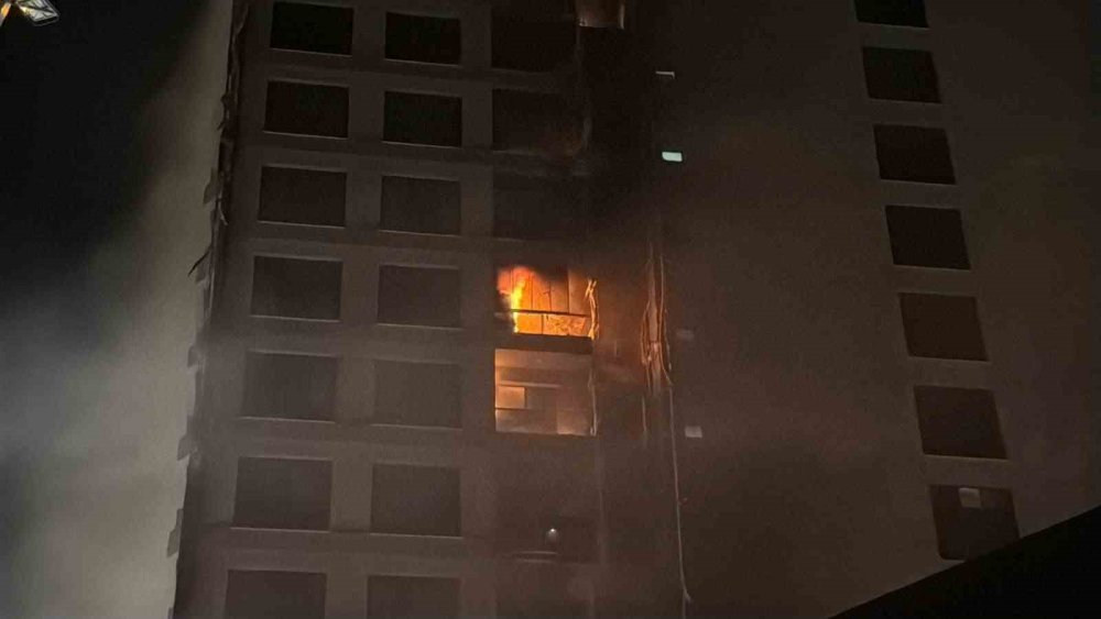 12 Katlı Plazada Yangın: 1 Kişi Mahsur Kaldı, 8 Kişi Dumandan Etkilendi