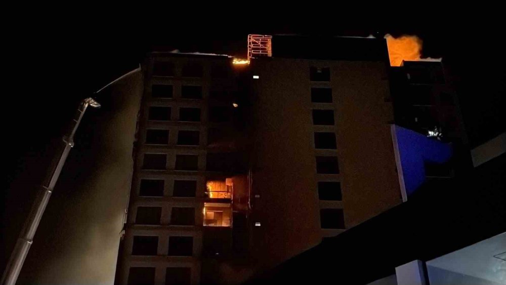 12 Katlı Plazada Yangın: 1 Kişi Mahsur Kaldı, 8 Kişi Dumandan Etkilendi