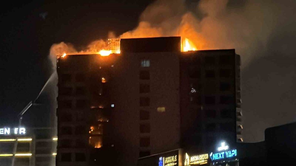 12 Katlı Plazada Yangın: 1 Kişi Mahsur Kaldı, 8 Kişi Dumandan Etkilendi