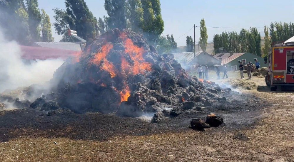 Sarıkamış’ta Ot Balyaları Yandı.. Çiftçinin Bir Yıllık Emeği Kül Oldu!