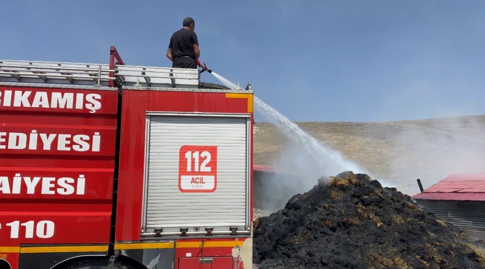 Sarıkamış’ta Ot Balyaları Yandı.. Çiftçinin Bir Yıllık Emeği Kül Oldu!