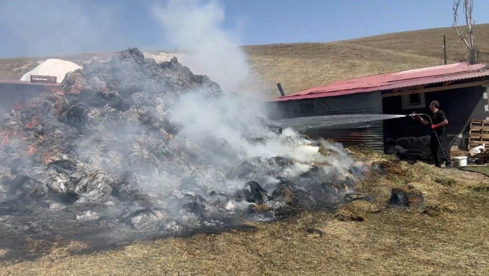 Sarıkamış’ta Ot Balyaları Yandı.. Çiftçinin Bir Yıllık Emeği Kül Oldu!
