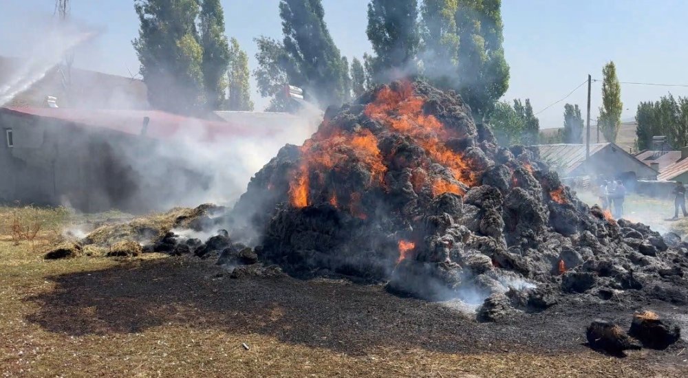 Sarıkamış’ta Ot Balyaları Yandı.. Çiftçinin Bir Yıllık Emeği Kül Oldu!
