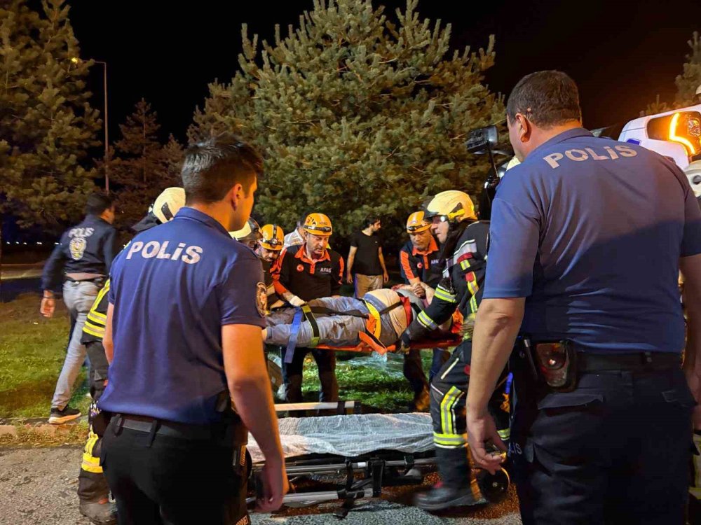Kayseri’de Otobüs ile Yakıt Tankeri Çarpıştı.. 35 Kişi Yaralandı!
