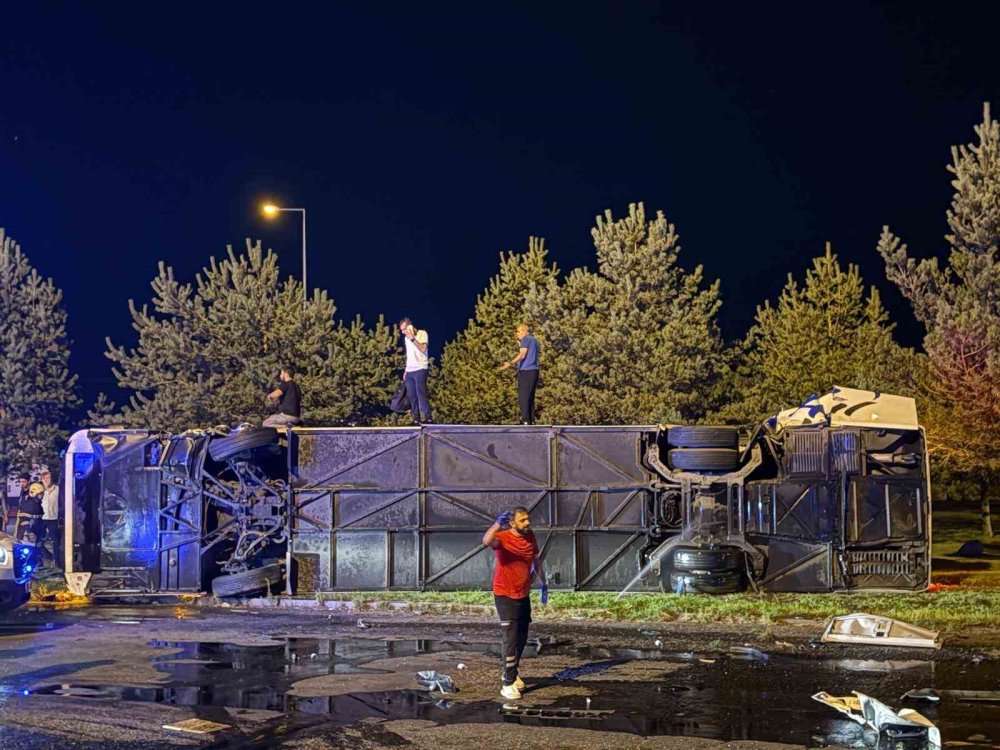 Kayseri’de Otobüs ile Yakıt Tankeri Çarpıştı.. 35 Kişi Yaralandı!