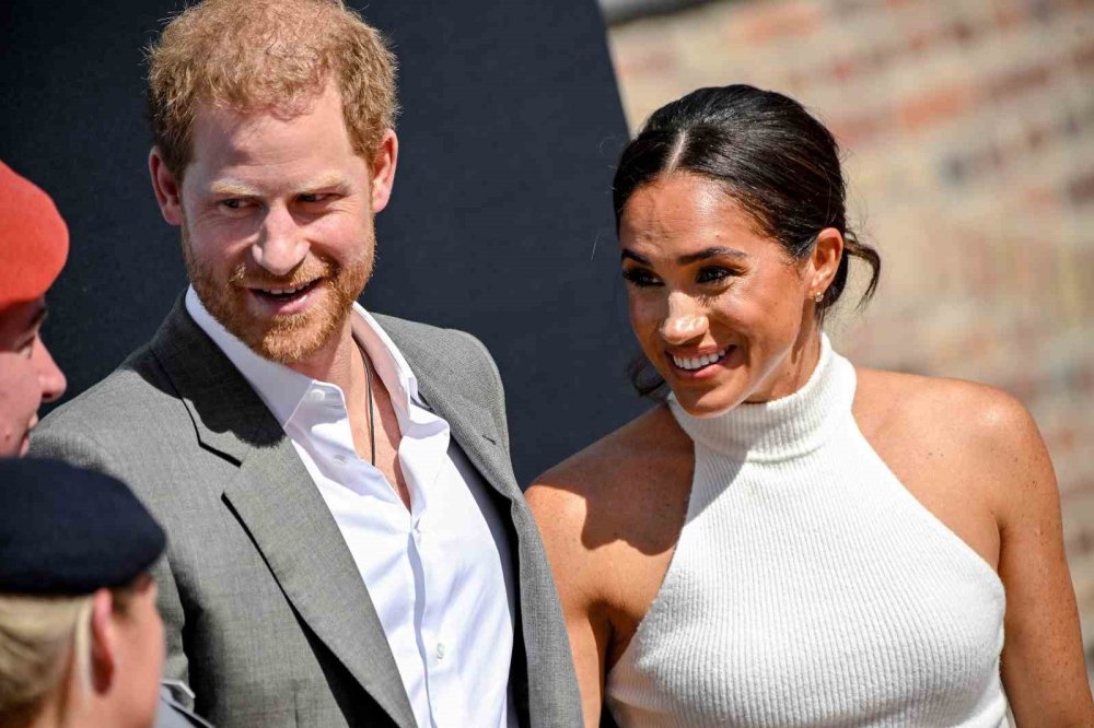 Prens Harry ve Meghan İngiltere’ye Döndü.. Çocuklar İngiltere’de Okula Başlayacak!