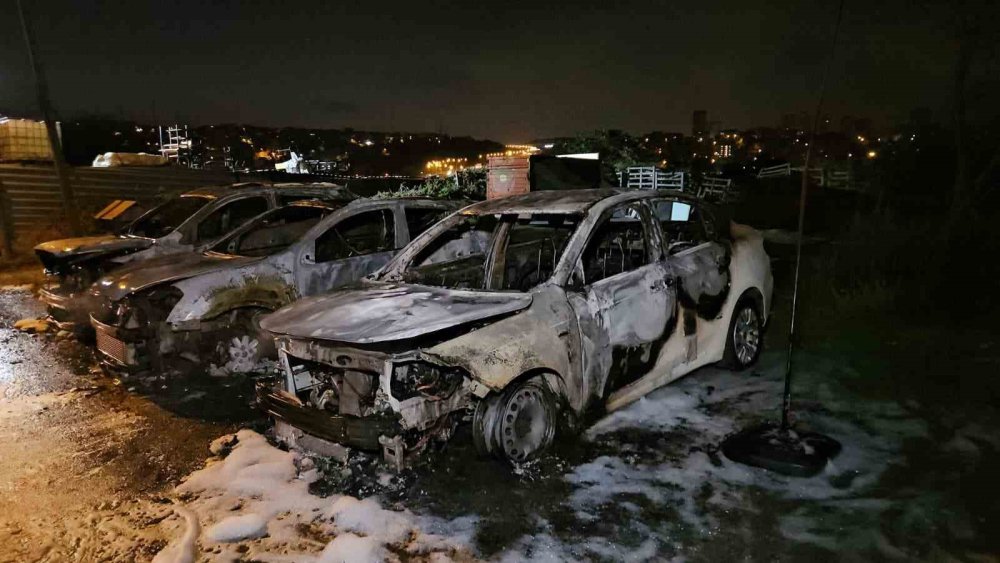 Avcılar’da 3 Otomobil Alevlere Teslim Oldu: Kundaklama Şüphesi Üzerinde Duruluyor