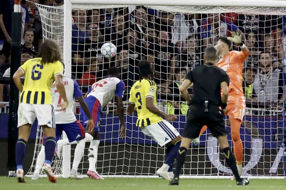 Fenerbahçe’den Fransa’da Tarihi Zafer.. Lyon’u Eleyip Devler Ligi’ne Döndü!