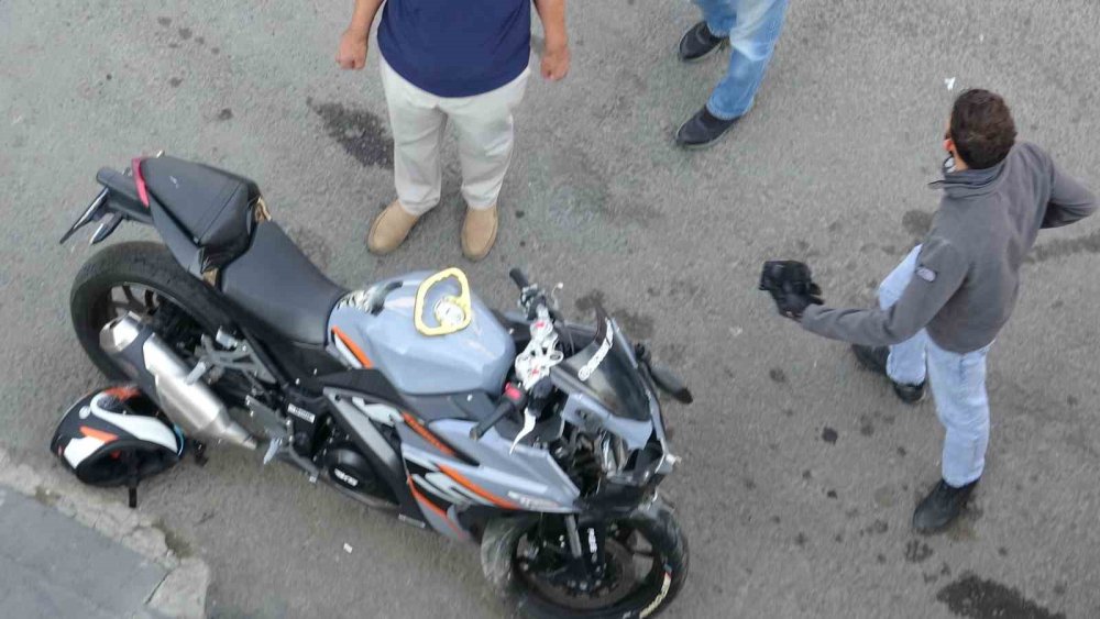 Kars’ta Otomobil ile Motosiklet Çarpıştı.. Sürücü Aracını Bırakıp Kayboldu!