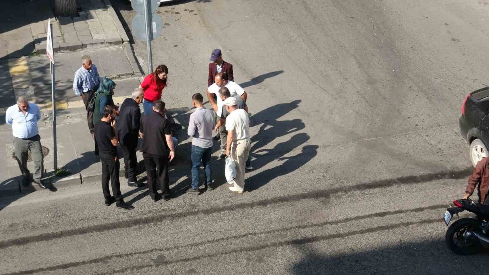 Kars’ta Otomobil ile Motosiklet Çarpıştı.. Sürücü Aracını Bırakıp Kayboldu!
