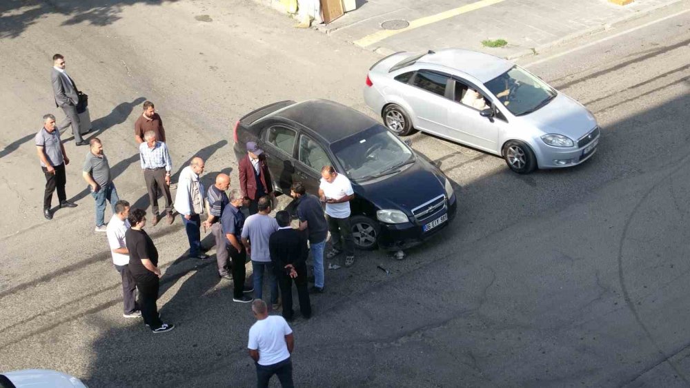 Kars’ta Otomobil ile Motosiklet Çarpıştı.. Sürücü Aracını Bırakıp Kayboldu!