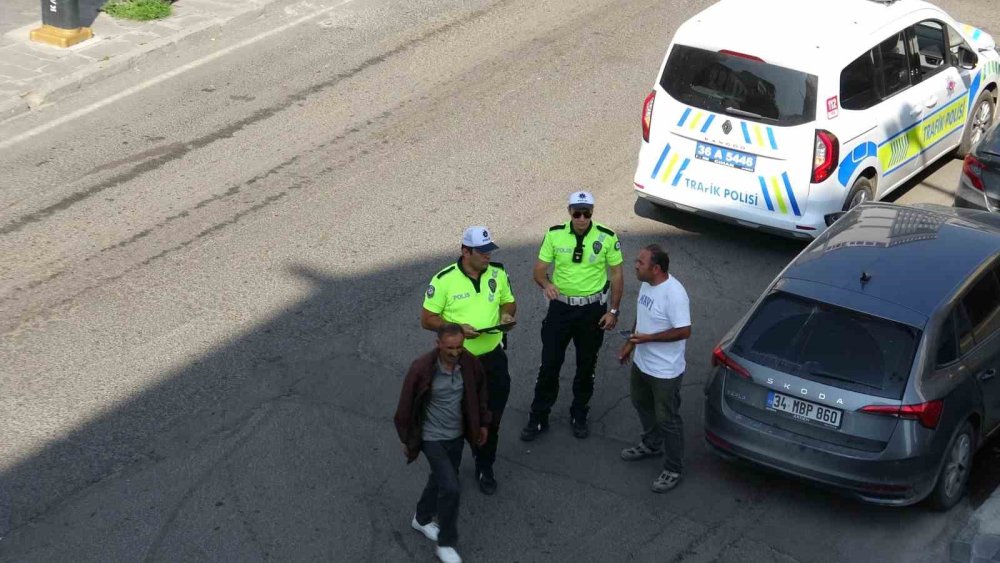 Kars’ta Otomobil ile Motosiklet Çarpıştı.. Sürücü Aracını Bırakıp Kayboldu!