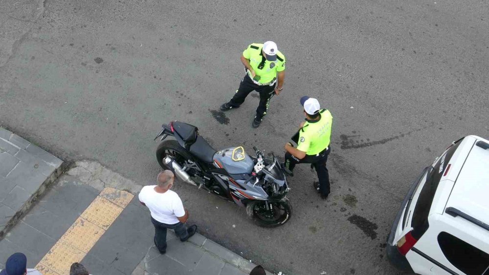 Kars’ta Otomobil ile Motosiklet Çarpıştı.. Sürücü Aracını Bırakıp Kayboldu!