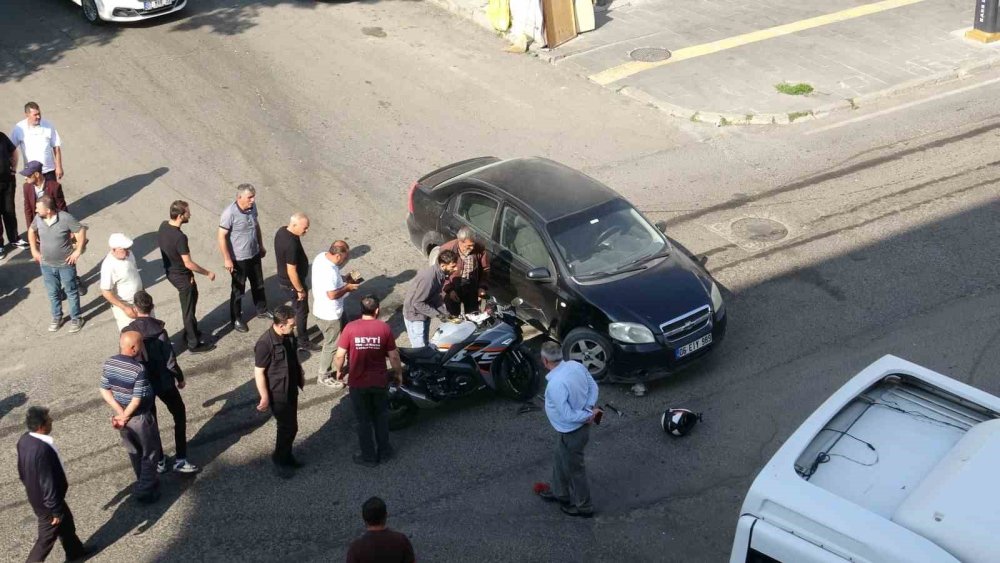 Kars’ta Otomobil ile Motosiklet Çarpıştı.. Sürücü Aracını Bırakıp Kayboldu!