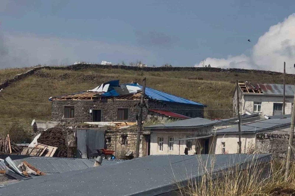 Ardahan Çıldır’da Şiddetli Fırtına Ve Dolu Afeti: 20’den Fazla Evin Çatısı Uçtu