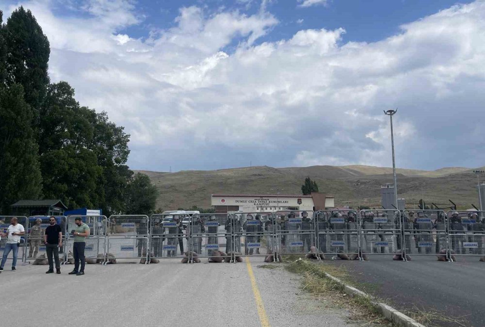 Dumlu Cezaevi Önünde Kuytul Protestosu.. Güvenlik Önlemleri Artırıldı!