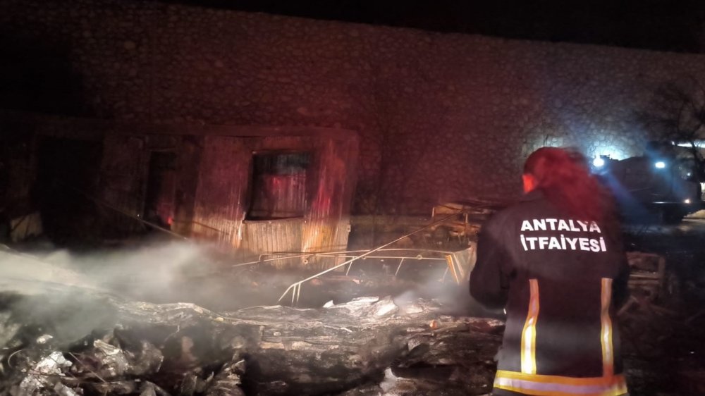 Antalya Balıkçı Barınağı’nda Yangın: 20’den Fazla Tekne Küle Döndü