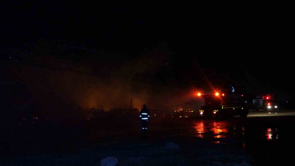 Antalya Balıkçı Barınağı’nda Yangın: 20’den Fazla Tekne Küle Döndü