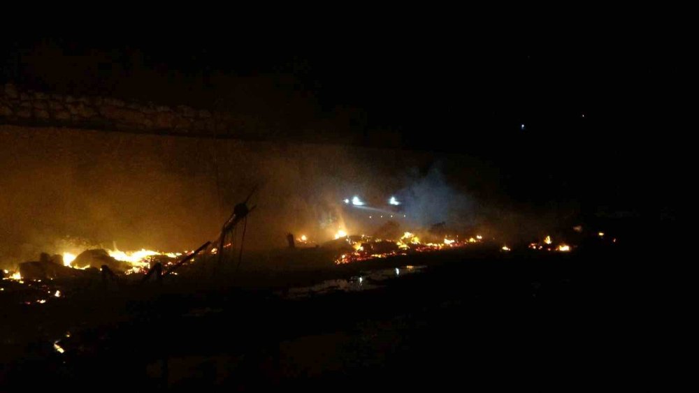 Antalya Balıkçı Barınağı’nda Yangın: 20’den Fazla Tekne Küle Döndü