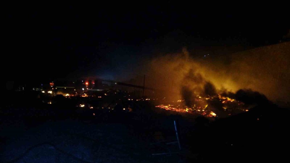 Antalya Balıkçı Barınağı’nda Yangın: 20’den Fazla Tekne Küle Döndü