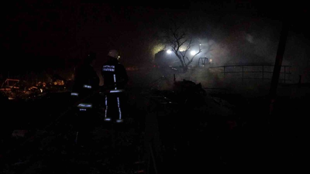 Antalya Balıkçı Barınağı’nda Yangın: 20’den Fazla Tekne Küle Döndü