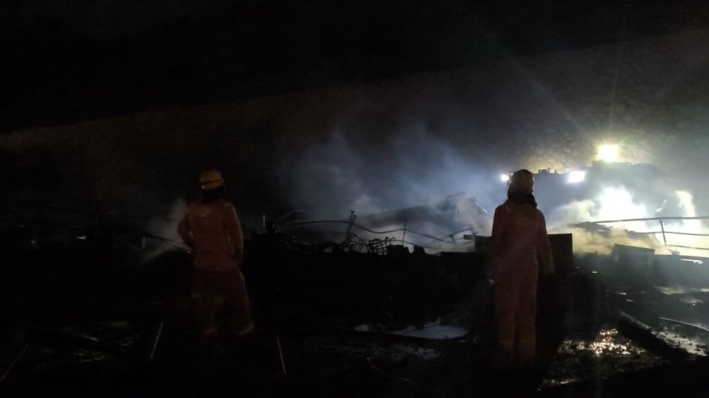 Antalya Balıkçı Barınağı’nda Yangın: 20’den Fazla Tekne Küle Döndü