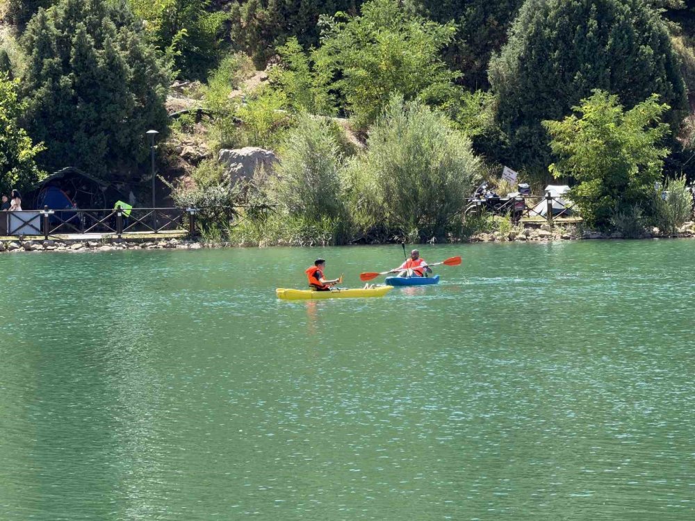 Ergan Dağı Yazın da Spor Tutkunlarını Ağırlıyor.. Gölün Sakin Sularında Kano!