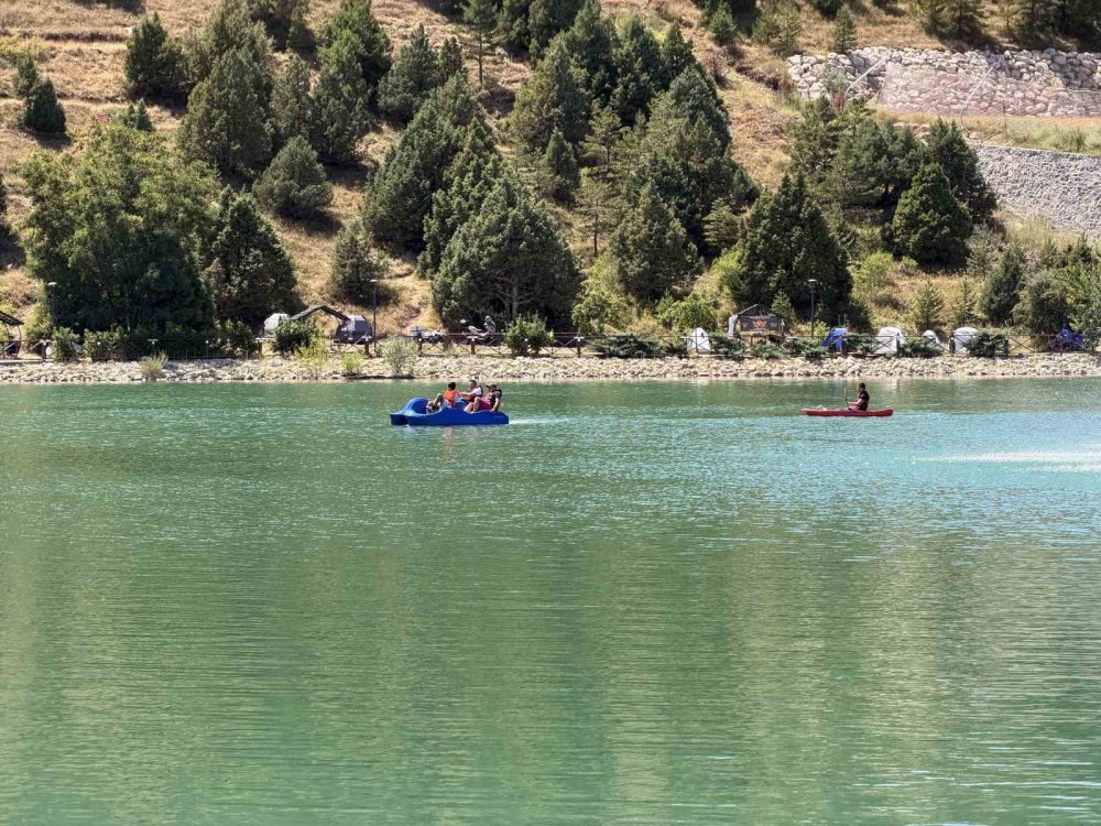 Ergan Dağı Yazın da Spor Tutkunlarını Ağırlıyor.. Gölün Sakin Sularında Kano!