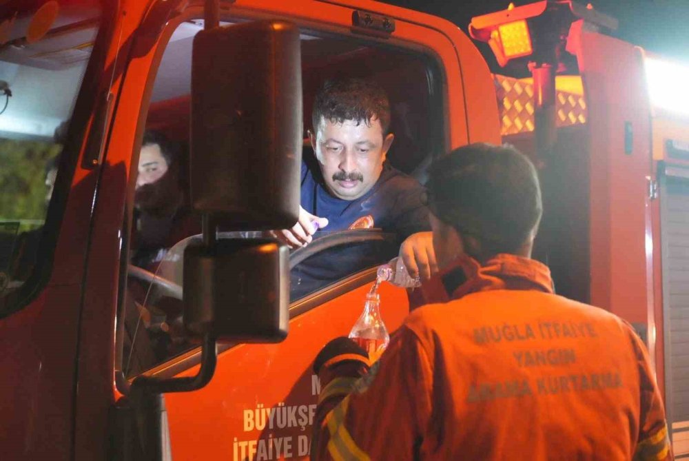 Fethiye’de Orman Yangını Yerleşim Yerlerine Ulaştı.. 574 Kişi Tahliye Edildi