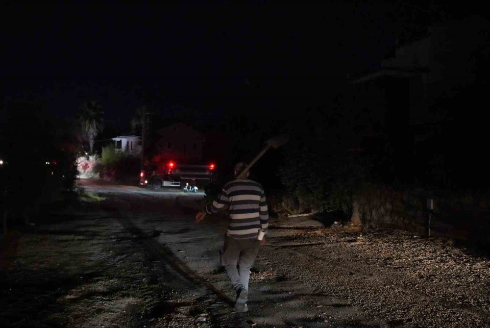 Fethiye’de Orman Yangını Yerleşim Yerlerine Ulaştı.. 574 Kişi Tahliye Edildi