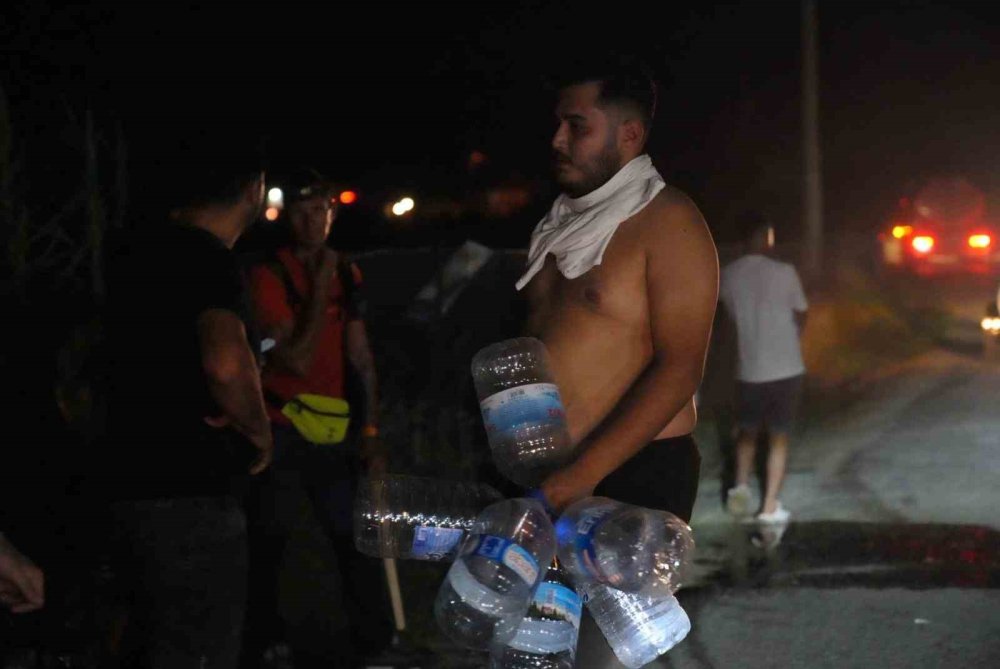Fethiye’de Orman Yangını Yerleşim Yerlerine Ulaştı.. 574 Kişi Tahliye Edildi