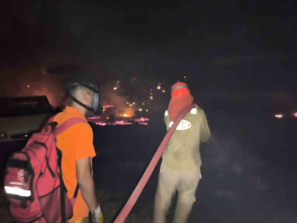 Fethiye’deki Orman Yangını Evlere Sıçradı, Tahliye Çalışmaları Sürüyor