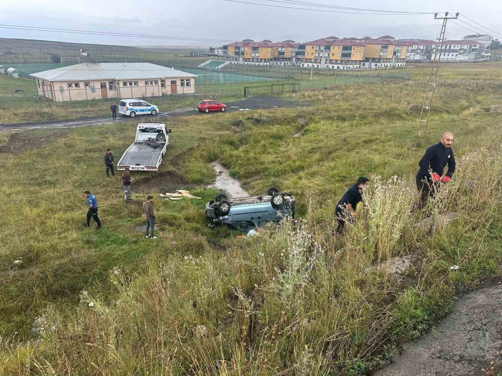 Kars-Sarıkamış Yolunda Yağış Kazası.. Şarampole Devrilen Araçta 2 Kişi Yaralandı!