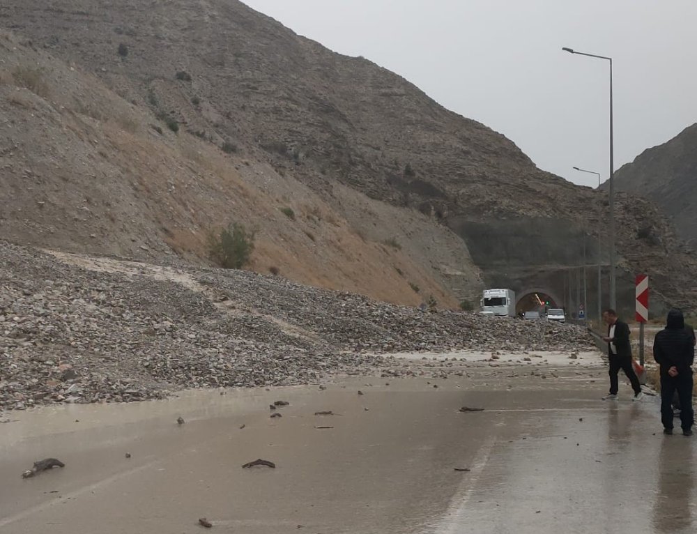 Oltu-Yusufeli Yolunda Sel Suları Etkili Oldu.. Ulaşım 1 Saat Aksadı!
