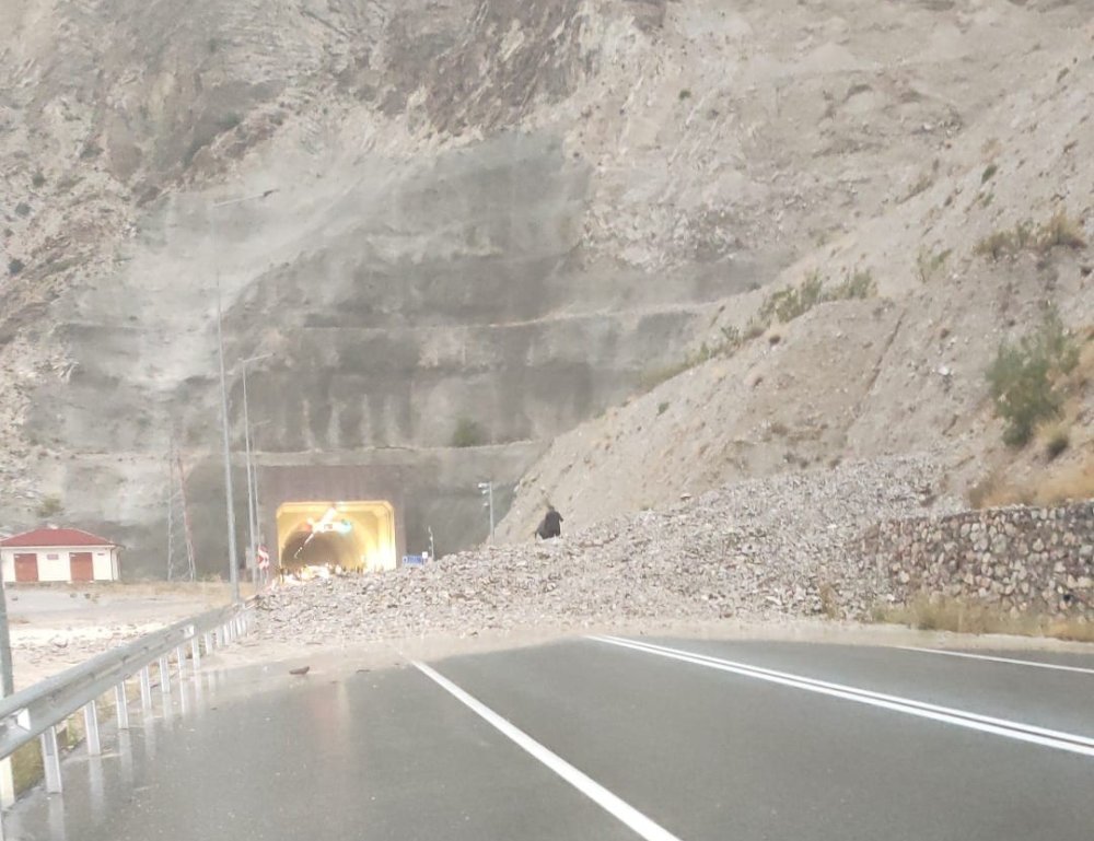 Oltu-Yusufeli Yolunda Sel Suları Etkili Oldu.. Ulaşım 1 Saat Aksadı!