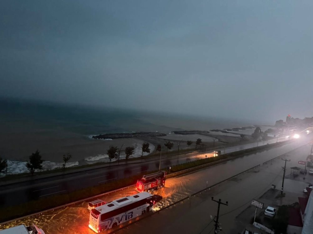 Giresun’da Sağanak Yağış Karadeniz Sahil Yolu’nu Suyla Doldurdu