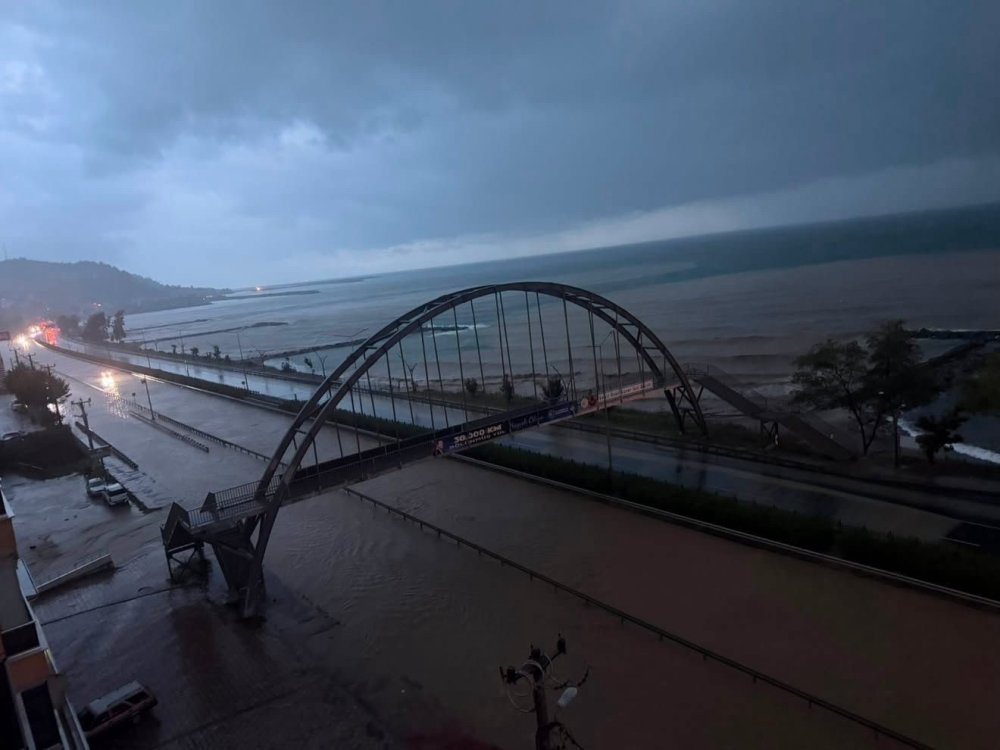 Giresun’da Sağanak Yağış Karadeniz Sahil Yolu’nu Suyla Doldurdu