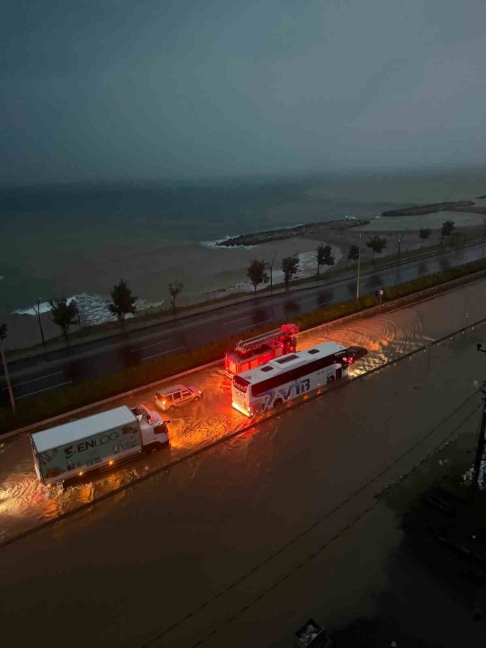 Giresun’da Sağanak Yağış Karadeniz Sahil Yolu’nu Suyla Doldurdu