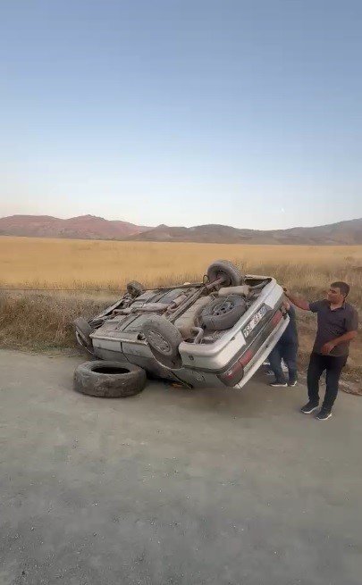 Sarıkamış’ta Kaygan Yolda Virajı Alamayan Araç Devrildi.. 1 Kişi Yaralandı!