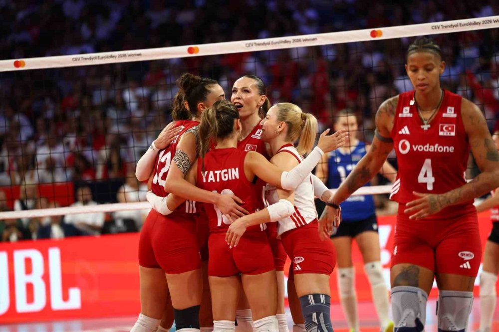 A Milli Kadın Voleybol Takımı Azerbaycan’ı 3-0 Geçti.. Avrupa’da Çeyrek Final Bileti!