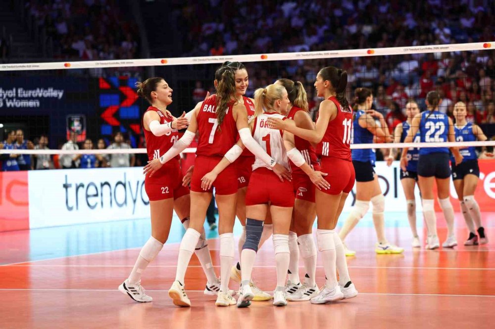 A Milli Kadın Voleybol Takımı Azerbaycan’ı 3-0 Geçti.. Avrupa’da Çeyrek Final Bileti!