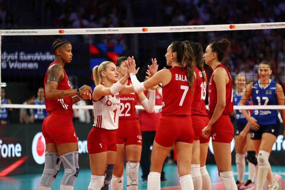 A Milli Kadın Voleybol Takımı Azerbaycan’ı 3-0 Geçti.. Avrupa’da Çeyrek Final Bileti!
