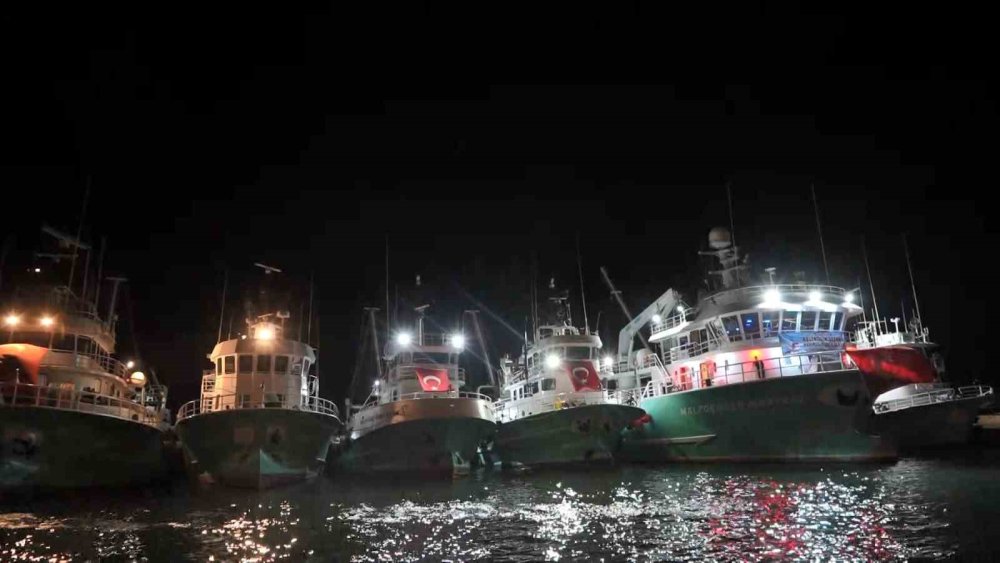 Denizlerde Av Yasağı Sona Erdi.. Balıkçılar Yeni Sezon İçin Ağlarını Suya Bıraktı!
