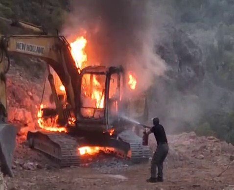 Olur’da Şüpheli Yangın.. Park Halindeki İş Makinesi Kullanılamaz Hale Geldi!