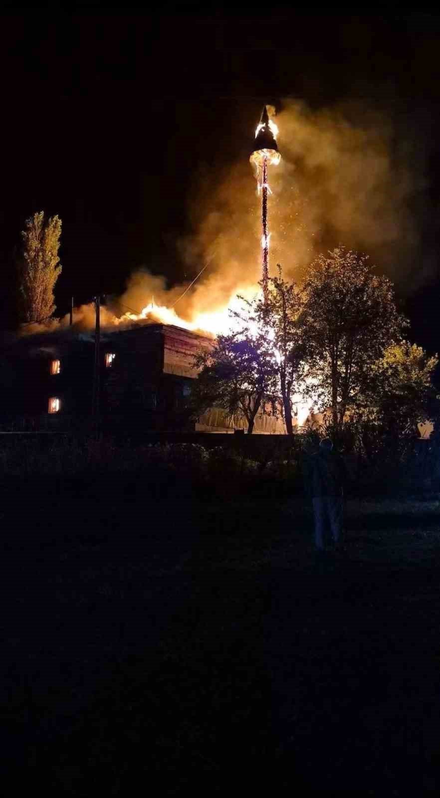 Artvin’de Tarihi Camide Çıkan Yangın Lojmana Sıçradı